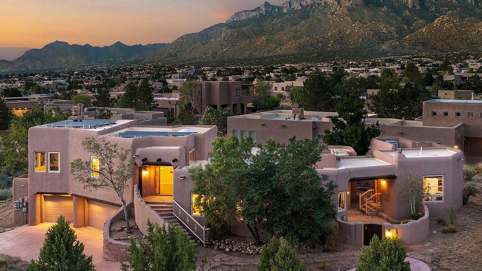 Why More Albuquerque Homeowners Are Choosing to Sell Before the Fall Market
